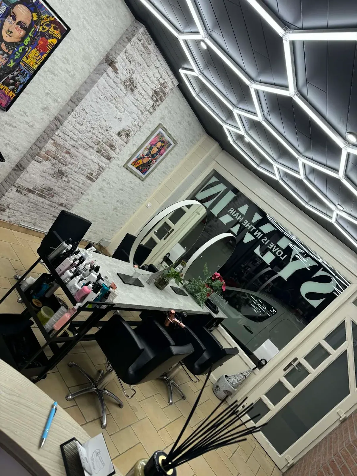 Photo principale de Sylvain by Love Is In The Hair — salon de coiffure à Braine-le-Comte